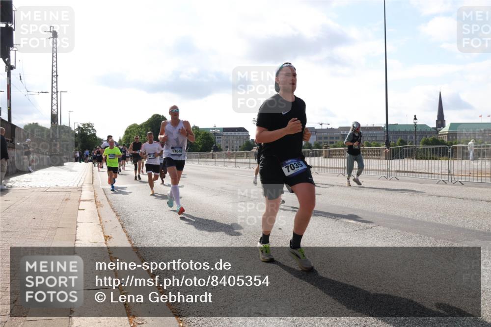 29.06.2025 - hella hamburg halbmarathon Lena Gebhardt http://msf.ph/oto/8405354 29.06.2025 09:49:31 Lombardsbrücke 1718, 17646, 7035, 1343, 1445, 1603, 2044, 2324, 2573, 2707, 2745, 2750, 2797, 2849, 2980, 3014, 3116, 3136, 3282, 4148, 4303, 4425, 4766, 5050, 5648, 5889, 6037, 6047, 6095, 6149, 6771, 7035, 7109, 7229, 7743, 7981, 8358, 8370, 8465, 9264, 9265, 9296, 9640, 9686, 9914, 10369, 10877, 10930, 11447, 11952, 12088, 12091, 12098, 12168, 13064, 13158, 13190, 13755, 13800, 13900, 14075, 14204, 14311, 14359, 14374, 14603, 14629, 14667, 14688, 14789, 15094 meine-sportfotos.de