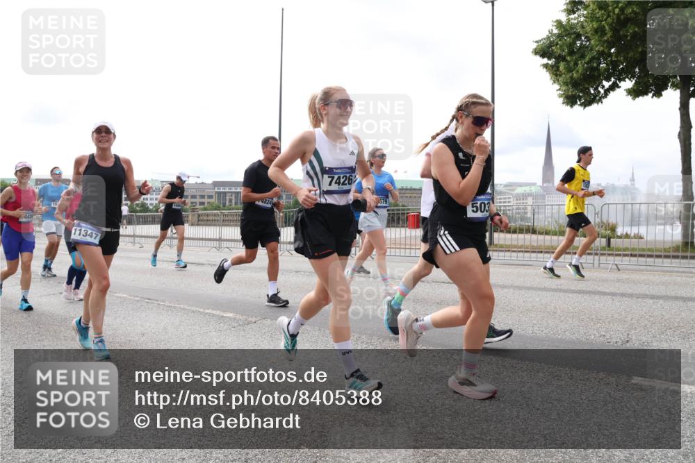 29.06.2025 - hella hamburg halbmarathon Lena Gebhardt http://msf.ph/oto/8405388 29.06.2025 10:24:16 Lombardsbrücke 443, 11347, 1686, 4824, 7426, 503, 1005, 1009, 1064, 1389, 1444, 1545, 2132, 2477, 2489, 3013, 3185, 3285, 3421, 3579, 3786, 4122, 4162, 4464, 4597, 4684, 4719, 4990, 4993, 5039, 5055, 5258, 5260, 5358, 5661, 5954, 6478, 6524, 6526, 7013, 7426, 7528, 7920, 7975, 8141, 8149, 8167, 8187, 8297, 8502, 8717, 9063, 9217, 9603, 11044, 11306, 11347, 11415, 11454, 12210, 13111, 13113, 13380, 13573, 13638, 13711, 14143 meine-sportfotos.de