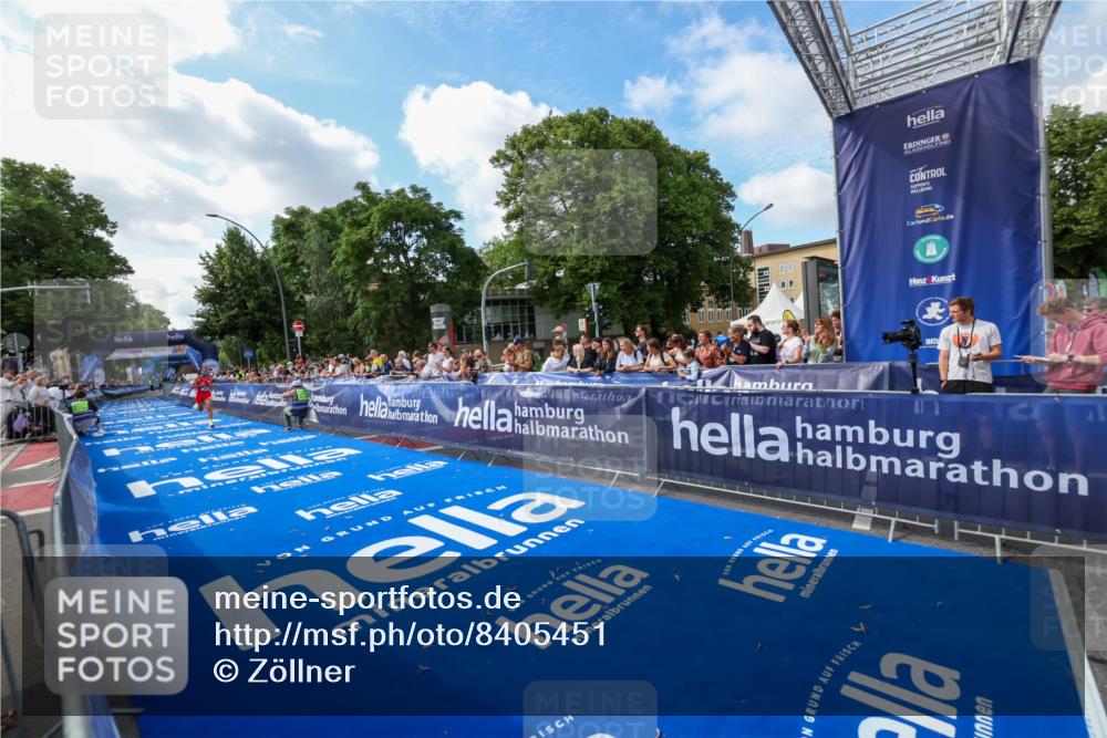 29.06.2025 - hella hamburg halbmarathon Zöllner http://msf.ph/oto/8405451 29.06.2025 10:05:12 Ziel 21, 20052, 20518 meine-sportfotos.de