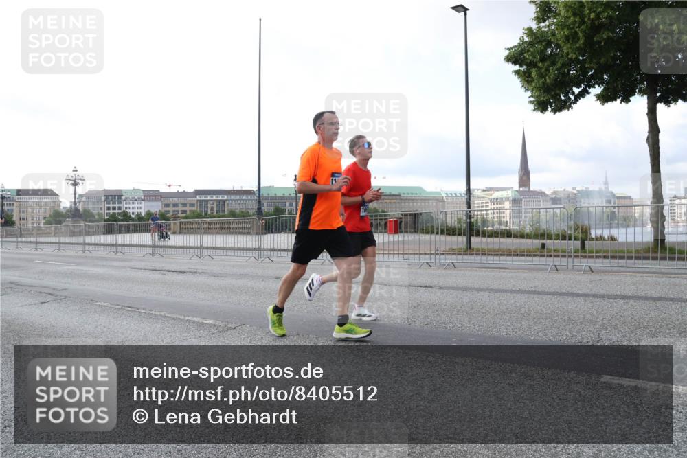 29.06.2025 - hella hamburg halbmarathon Lena Gebhardt http://msf.ph/oto/8405512 29.06.2025 10:03:49 Lombardsbrücke 1032, 1114, 1161, 1355, 1367, 1885, 2277, 2683, 2759, 3488, 4095, 4307, 4488, 4511, 5058, 5363, 5384, 5396, 5464, 5613, 6142, 6391, 6453, 7006, 7017, 7277, 7278, 7279, 7306, 7485, 8421, 8422, 8423, 8469, 8484, 8727, 9280, 9453, 9899, 10389, 11402, 11556, 11614, 12336, 12377, 12653, 13173, 13583, 13793, 13976, 15520, 15539, 15643, 15678, 15859, 16099, 16113, 16371, 16621, 17098, 17226, 17550, 18028 meine-sportfotos.de