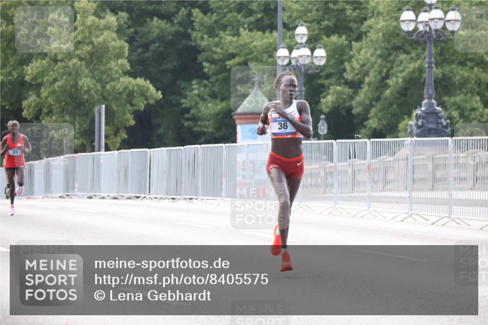 29.06.2025 - hella hamburg halbmarathon Lena Gebhardt http://msf.ph/oto/8405575 29.06.2025 09:35:13 Lombardsbrücke 39, 36, 29, 36, 43, 46, 48 meine-sportfotos.de
