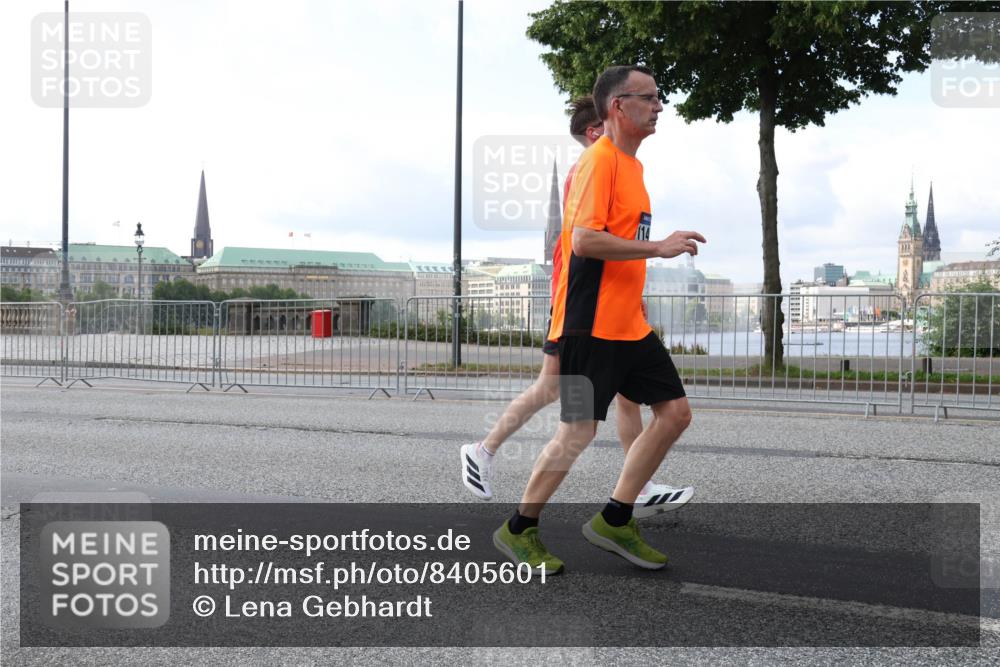 29.06.2025 - hella hamburg halbmarathon Lena Gebhardt http://msf.ph/oto/8405601 29.06.2025 10:03:50 Lombardsbrücke 1032, 1114, 1161, 1355, 1367, 1885, 2277, 2683, 2759, 3488, 4095, 4307, 4488, 4511, 5058, 5363, 5384, 5396, 5464, 5613, 6142, 6391, 6453, 7006, 7017, 7277, 7278, 7279, 7306, 7485, 8421, 8422, 8423, 8469, 8484, 8727, 9280, 9899, 10389, 11402, 11556, 11614, 12336, 12377, 12653, 13173, 13583, 13793, 13976, 15520, 15539, 15643, 15678, 15859, 16099, 16113, 16371, 16621, 17098, 17226, 17550, 18028 meine-sportfotos.de