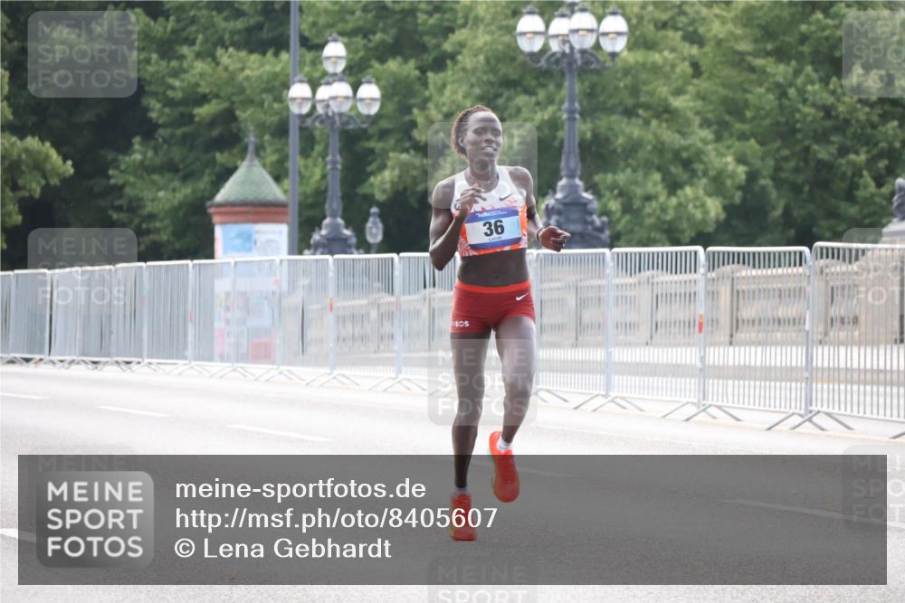 29.06.2025 - hella hamburg halbmarathon Lena Gebhardt http://msf.ph/oto/8405607 29.06.2025 09:35:14 Lombardsbrücke 36, 29, 36, 43, 46, 48 meine-sportfotos.de
