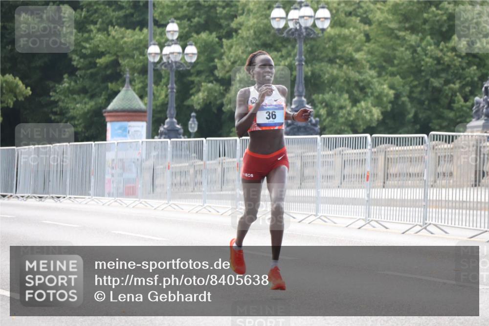 29.06.2025 - hella hamburg halbmarathon Lena Gebhardt http://msf.ph/oto/8405638 29.06.2025 09:35:14 Lombardsbrücke 36, 29, 36, 43, 46, 48 meine-sportfotos.de
