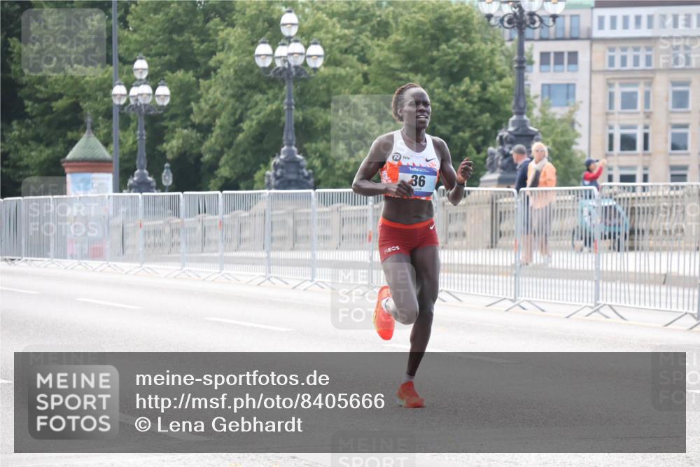 29.06.2025 - hella hamburg halbmarathon Lena Gebhardt http://msf.ph/oto/8405666 29.06.2025 09:35:15 Lombardsbrücke 36, 29, 36, 43, 46, 48 meine-sportfotos.de