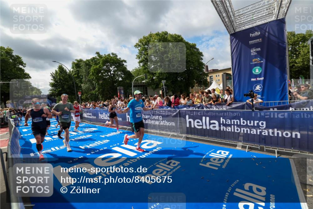 29.06.2025 - hella hamburg halbmarathon Zöllner http://msf.ph/oto/8405675 29.06.2025 10:40:45 Ziel 1882, 1912, 2324, 2714, 2750, 4634, 4843, 4889, 5014, 5026, 5745, 7080, 7622, 8074, 8629, 9294, 10900, 12865, 14092, 14272, 14820, 15351, 15493, 15542, 16201, 16249, 16599, 17486, 17724, 18399 meine-sportfotos.de