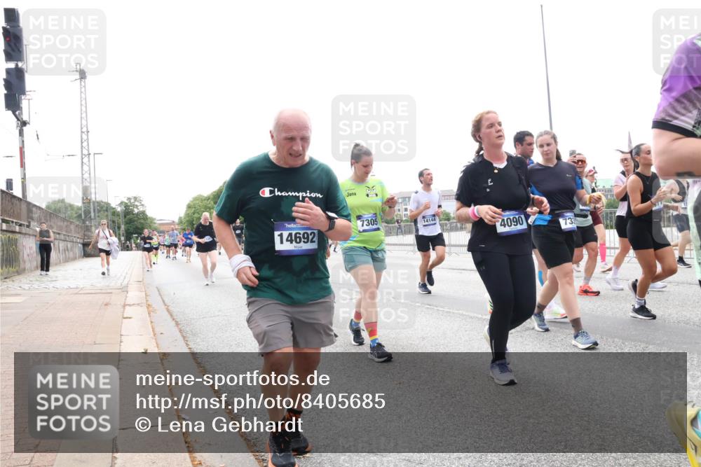 29.06.2025 - hella hamburg halbmarathon Lena Gebhardt http://msf.ph/oto/8405685 29.06.2025 10:50:22 Lombardsbrücke 14692, 7305, 14144, 4090, 733, 1259, 1487, 1511, 1828, 2047, 3203, 3680, 3701, 3710, 3805, 3897, 4090, 4168, 4642, 4870, 4961, 5119, 5131, 5749, 5751, 5997, 6680, 6830, 7505, 7677, 7721, 7722, 7755, 8254, 8299, 8834, 9015, 9605, 9940, 10060, 10286, 10617, 10683, 10744, 11030, 11426, 11696, 11716, 11760, 12079, 13127, 13128, 13309, 13381, 13744, 13846, 13887, 14102, 14144, 14505, 14591, 14940, 15017, 15230, 15416, 15626 meine-sportfotos.de