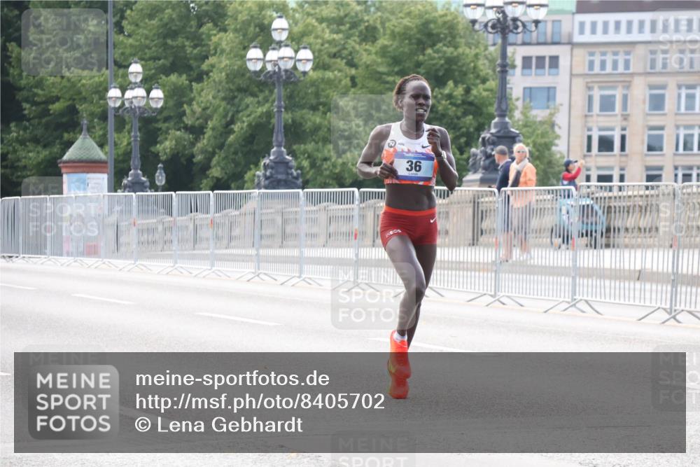 29.06.2025 - hella hamburg halbmarathon Lena Gebhardt http://msf.ph/oto/8405702 29.06.2025 09:35:15 Lombardsbrücke 36, 29, 36, 43, 46, 48 meine-sportfotos.de