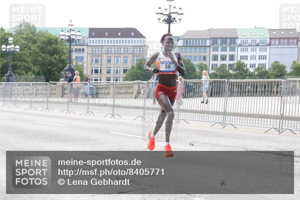 29.06.2025 - hella hamburg halbmarathon Lena Gebhardt http://msf.ph/oto/8405771 29.06.2025 09:35:16 Lombardsbrücke 36, 29, 36, 39, 43, 46, 48 meine-sportfotos.de