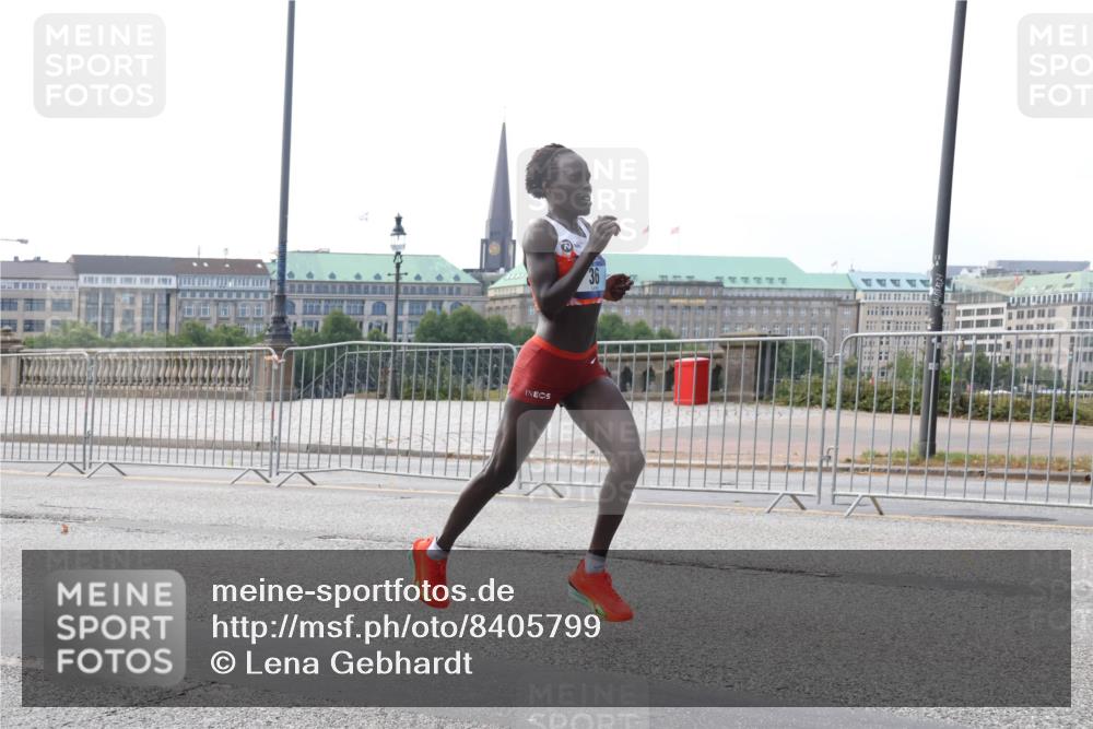 29.06.2025 - hella hamburg halbmarathon Lena Gebhardt http://msf.ph/oto/8405799 29.06.2025 09:35:18 Lombardsbrücke 36, 29, 36, 39, 43, 46, 48 meine-sportfotos.de