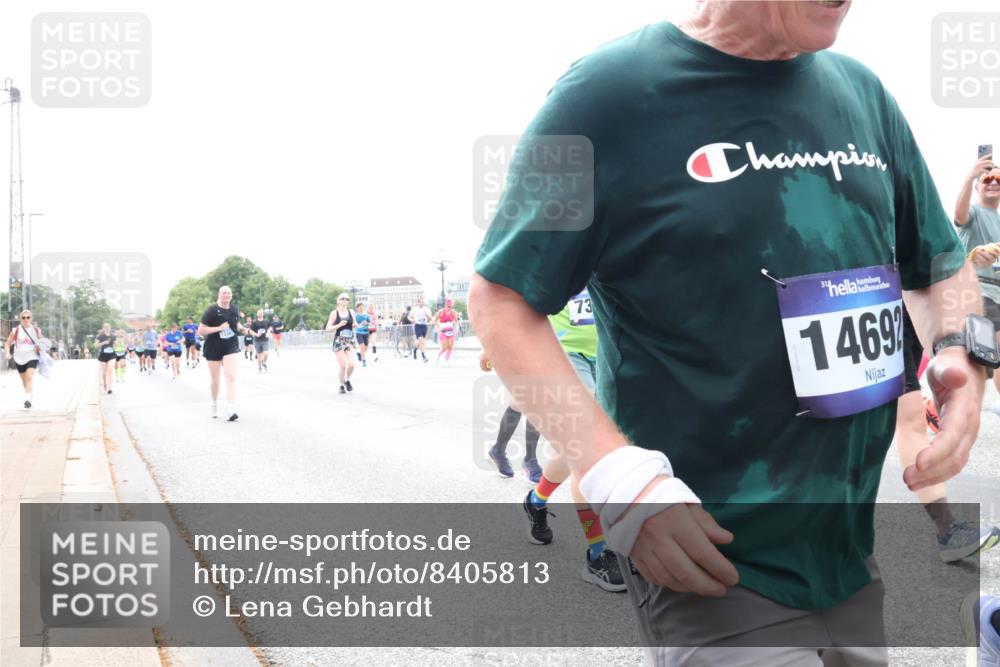 29.06.2025 - hella hamburg halbmarathon Lena Gebhardt http://msf.ph/oto/8405813 29.06.2025 10:50:23 Lombardsbrücke 73, 1469, 1259, 1487, 1511, 1828, 2047, 3203, 3680, 3701, 3710, 3805, 3838, 3897, 4090, 4168, 4642, 4695, 4961, 5119, 5131, 5749, 5751, 5997, 6680, 6830, 7505, 7677, 7721, 7722, 7755, 7938, 8254, 8299, 8834, 9605, 9933, 9940, 10060, 10286, 10617, 10744, 11030, 11426, 11696, 11716, 11760, 12079, 13127, 13128, 13309, 13381, 13744, 13846, 13887, 14102, 14144, 14505, 14591, 14940, 15017, 15230, 15416, 15626 meine-sportfotos.de