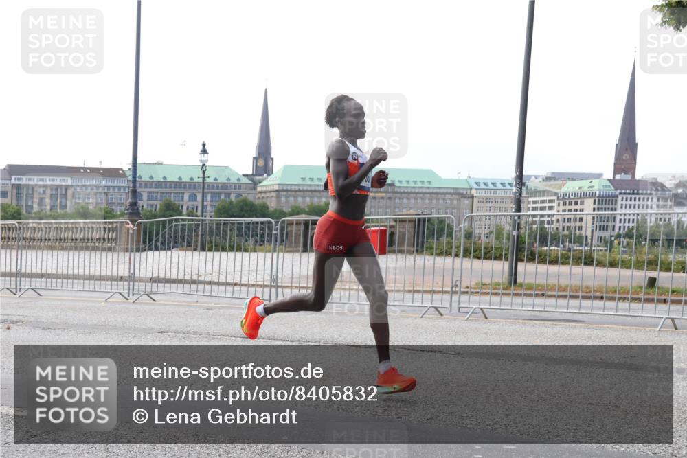 29.06.2025 - hella hamburg halbmarathon Lena Gebhardt http://msf.ph/oto/8405832 29.06.2025 09:35:18 Lombardsbrücke 29, 36, 39, 43, 46, 48 meine-sportfotos.de