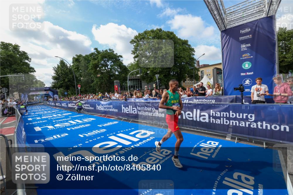 29.06.2025 - hella hamburg halbmarathon Zöllner http://msf.ph/oto/8405840 29.06.2025 10:05:31 Ziel 17 meine-sportfotos.de
