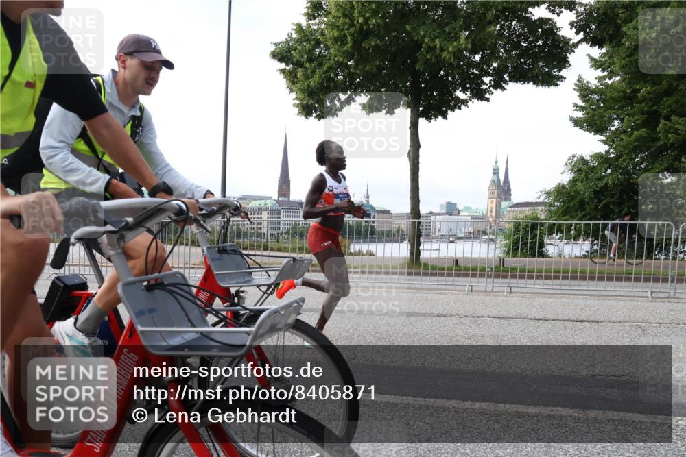 29.06.2025 - hella hamburg halbmarathon Lena Gebhardt http://msf.ph/oto/8405871 29.06.2025 09:35:18 Lombardsbrücke 29, 36, 39, 43, 46, 48 meine-sportfotos.de