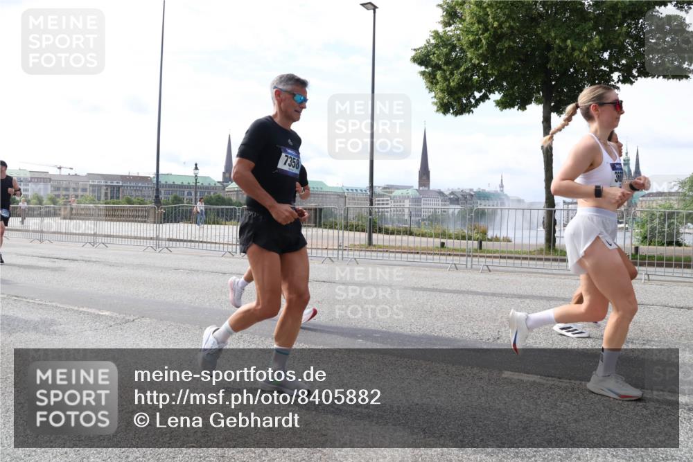 29.06.2025 - hella hamburg halbmarathon Lena Gebhardt http://msf.ph/oto/8405882 29.06.2025 10:16:38 Lombardsbrücke 7358, 1117, 1212, 1240, 1244, 1403, 1599, 1602, 1825, 2347, 2835, 2912, 3030, 3088, 3134, 3156, 3176, 3450, 3484, 3648, 3687, 4478, 4583, 4637, 5036, 5037, 5294, 6024, 6328, 6488, 6742, 6941, 6948, 7158, 7358, 7360, 7753, 7924, 8295, 8317, 8597, 8619, 8645, 8707, 8847, 8857, 9091, 9208, 9332, 9492, 9601, 9628, 9664, 9676, 9810, 9881, 10076, 10139, 10141, 10183, 10232, 10292, 10990, 11344, 11345 meine-sportfotos.de