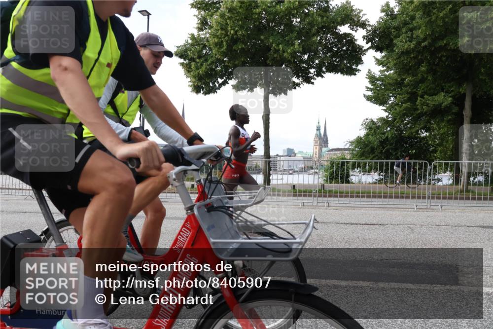 29.06.2025 - hella hamburg halbmarathon Lena Gebhardt http://msf.ph/oto/8405907 29.06.2025 09:35:18 Lombardsbrücke 193, 29, 36, 39, 43, 46, 48 meine-sportfotos.de