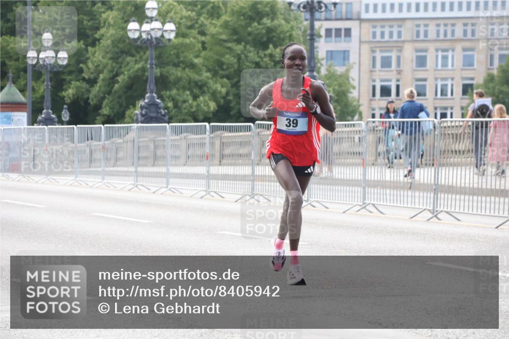29.06.2025 - hella hamburg halbmarathon Lena Gebhardt http://msf.ph/oto/8405942 29.06.2025 09:35:21 Lombardsbrücke 39, 29, 36, 39, 43, 46, 48 meine-sportfotos.de