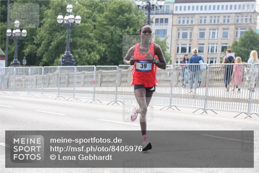 29.06.2025 - hella hamburg halbmarathon Lena Gebhardt http://msf.ph/oto/8405976 29.06.2025 09:35:21 Lombardsbrücke 39, 29, 36, 39, 43, 46, 48 meine-sportfotos.de