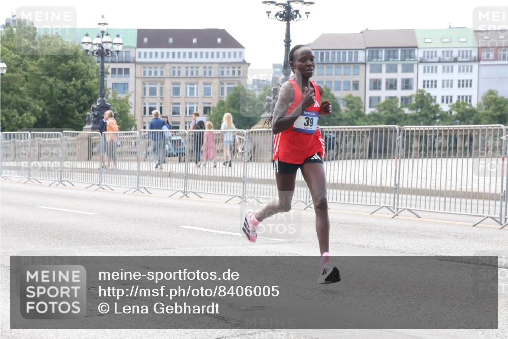29.06.2025 - hella hamburg halbmarathon Lena Gebhardt http://msf.ph/oto/8406005 29.06.2025 09:35:22 Lombardsbrücke 39, 29, 36, 39, 43, 46, 48 meine-sportfotos.de