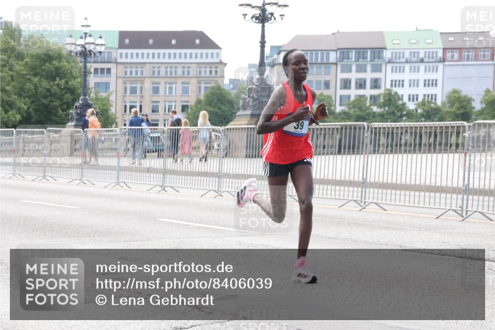29.06.2025 - hella hamburg halbmarathon Lena Gebhardt http://msf.ph/oto/8406039 29.06.2025 09:35:22 Lombardsbrücke 39, 29, 36, 39, 43, 46, 48 meine-sportfotos.de