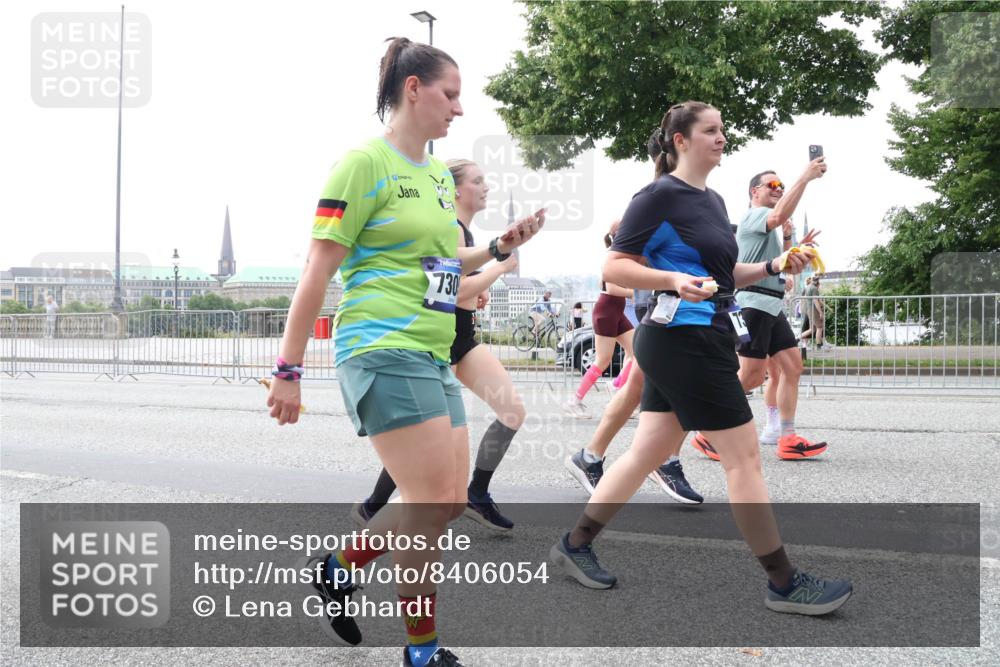 29.06.2025 - hella hamburg halbmarathon Lena Gebhardt http://msf.ph/oto/8406054 29.06.2025 10:50:24 Lombardsbrücke 730, 1259, 1487, 1511, 1828, 2047, 3203, 3680, 3701, 3710, 3805, 3838, 3897, 4090, 4168, 4642, 4695, 4961, 5119, 5131, 5749, 5751, 5997, 6680, 6830, 7505, 7677, 7721, 7722, 7755, 7938, 8254, 8299, 8833, 8834, 9096, 9605, 9933, 9940, 10060, 10286, 10617, 10744, 11030, 11426, 11696, 11716, 11760, 12079, 13127, 13128, 13309, 13381, 13744, 13846, 13887, 14102, 14144, 14505, 14591, 14940, 15017, 15230, 15416, 15626 meine-sportfotos.de