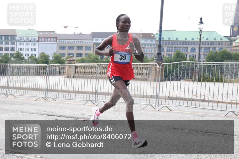 29.06.2025 - hella hamburg halbmarathon Lena Gebhardt http://msf.ph/oto/8406072 29.06.2025 09:35:23 Lombardsbrücke 39, 29, 36, 39, 43, 46, 48 meine-sportfotos.de
