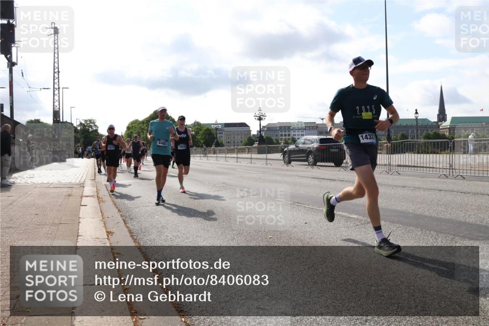 29.06.2025 - hella hamburg halbmarathon Lena Gebhardt http://msf.ph/oto/8406083 29.06.2025 09:49:37 Lombardsbrücke 1433, 1343, 1445, 1975, 2044, 2324, 2573, 2707, 2745, 2750, 2849, 2949, 2980, 3014, 3116, 3136, 3282, 3431, 4148, 4303, 4318, 4425, 4528, 4766, 5050, 5648, 5889, 6095, 6149, 6771, 7035, 7109, 7229, 7796, 7981, 8358, 8370, 8465, 9264, 9265, 9296, 9686, 9914, 10369, 10680, 10930, 11447, 11765, 11952, 12088, 12098, 12839, 13141, 13158, 13190, 13800, 13900, 14077, 14204, 14311, 14359, 14374, 14629, 14667, 14688, 14789, 15094 meine-sportfotos.de