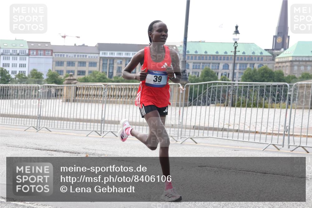 29.06.2025 - hella hamburg halbmarathon Lena Gebhardt http://msf.ph/oto/8406106 29.06.2025 09:35:23 Lombardsbrücke 39, 29, 36, 39, 43, 46, 48 meine-sportfotos.de