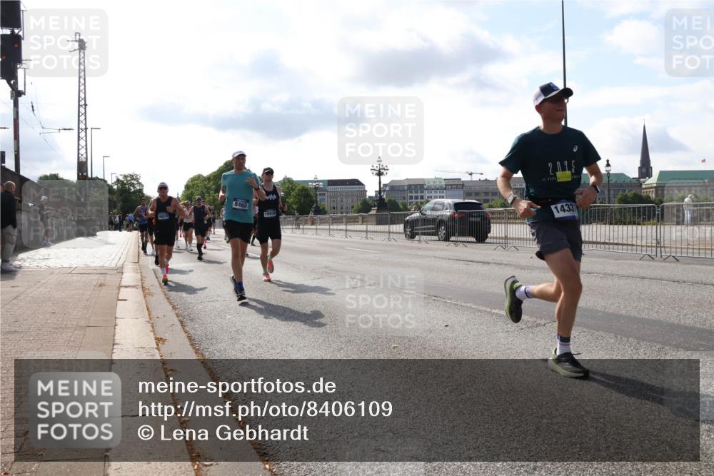 29.06.2025 - hella hamburg halbmarathon Lena Gebhardt http://msf.ph/oto/8406109 29.06.2025 09:49:37 Lombardsbrücke 1343, 1445, 1975, 2044, 2324, 2573, 2707, 2745, 2750, 2849, 2949, 2980, 3014, 3116, 3136, 3282, 3431, 4148, 4303, 4318, 4425, 4528, 4766, 5050, 5648, 5889, 6095, 6149, 6771, 7035, 7109, 7229, 7796, 7981, 8358, 8370, 8465, 9264, 9265, 9296, 9686, 9914, 10369, 10680, 10930, 11447, 11765, 11952, 12088, 12098, 12839, 13141, 13158, 13190, 13800, 13900, 14077, 14204, 14311, 14359, 14374, 14629, 14667, 14688, 14789, 15094 meine-sportfotos.de