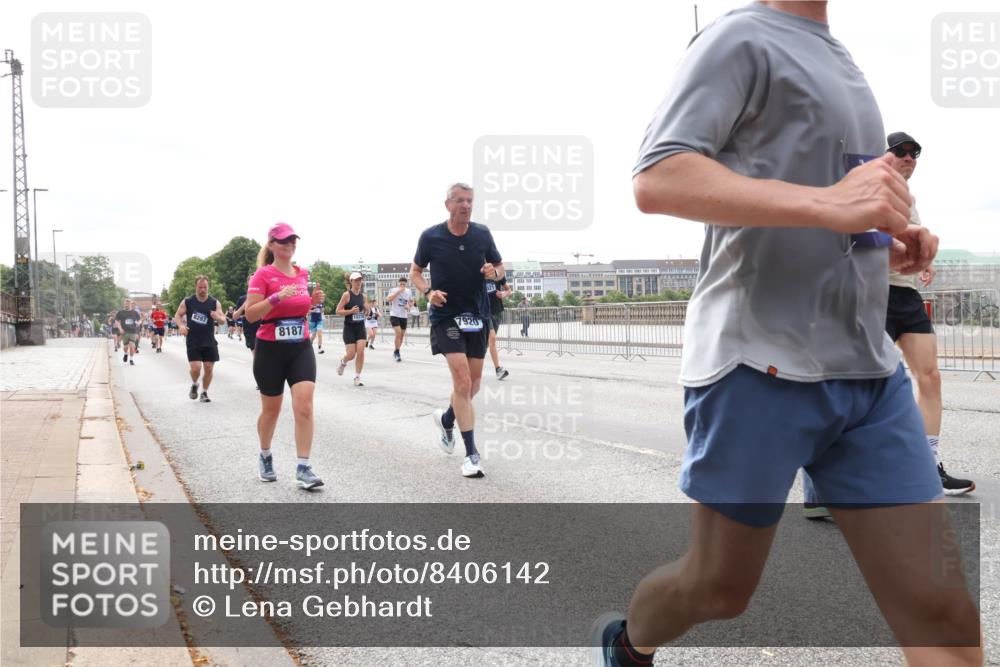 29.06.2025 - hella hamburg halbmarathon Lena Gebhardt http://msf.ph/oto/8406142 29.06.2025 10:24:22 Lombardsbrücke 8297, 8187, 7920, 1005, 1009, 1064, 1352, 1389, 1395, 1444, 2132, 2280, 2477, 2944, 3013, 3053, 3132, 3185, 3285, 3421, 3579, 3786, 4111, 4162, 4221, 4464, 4597, 4684, 4719, 4993, 5039, 5138, 5258, 5260, 5661, 5829, 5830, 5954, 6478, 6524, 6526, 6570, 7013, 7426, 7528, 7920, 7975, 8141, 8167, 8187, 8297, 8502, 8717, 9063, 9217, 9603, 11306, 11347, 11415, 11651, 12070, 12210, 12303, 13111, 13113, 13380, 13573, 13638, 13711, 14143, 15975 meine-sportfotos.de