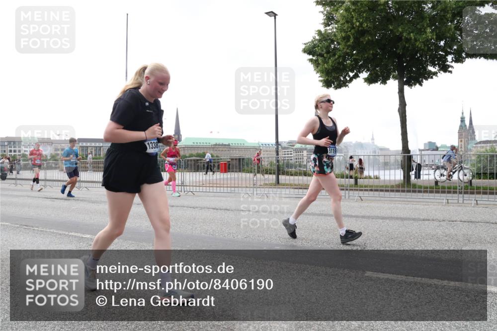 29.06.2025 - hella hamburg halbmarathon Lena Gebhardt http://msf.ph/oto/8406190 29.06.2025 10:50:27 Lombardsbrücke 1338, 5119, 1259, 1828, 1930, 2047, 3184, 3203, 3647, 3680, 3701, 3710, 3805, 3838, 3897, 4090, 4168, 4642, 4695, 4961, 5119, 5131, 5749, 5751, 5997, 6680, 6830, 7133, 7161, 7505, 7677, 7721, 7722, 7755, 7938, 8254, 8299, 8833, 8834, 9096, 9168, 9605, 9933, 9940, 10060, 10286, 10617, 10744, 11030, 11426, 11696, 11716, 11760, 12079, 13127, 13128, 13309, 13381, 13744, 13846, 13887, 14102, 14144, 14505, 14591, 14940, 15017, 15230, 15416, 15626 meine-sportfotos.de