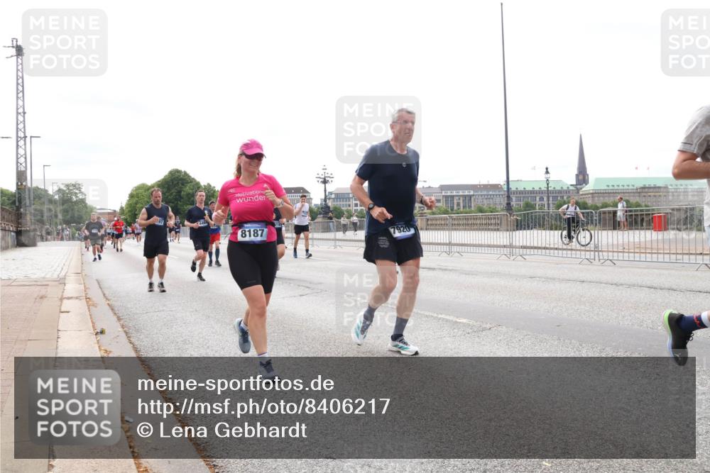 29.06.2025 - hella hamburg halbmarathon Lena Gebhardt http://msf.ph/oto/8406217 29.06.2025 10:24:22 Lombardsbrücke 8187, 7920, 1005, 1009, 1064, 1352, 1389, 1395, 1444, 2132, 2280, 2477, 2944, 3013, 3053, 3132, 3185, 3285, 3421, 3579, 3786, 4111, 4162, 4221, 4464, 4597, 4684, 4719, 4993, 5039, 5138, 5258, 5260, 5661, 5829, 5830, 5954, 6478, 6524, 6526, 6570, 7013, 7426, 7528, 7920, 7975, 8141, 8167, 8187, 8297, 8502, 8717, 9063, 9217, 9603, 11306, 11347, 11415, 11651, 12070, 12210, 12303, 13111, 13113, 13380, 13573, 13638, 13711, 14143, 15975 meine-sportfotos.de