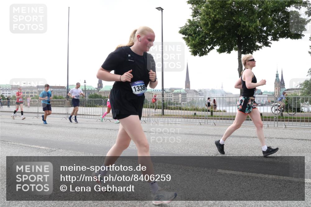 29.06.2025 - hella hamburg halbmarathon Lena Gebhardt http://msf.ph/oto/8406259 29.06.2025 10:50:27 Lombardsbrücke 1338, 1259, 1828, 1930, 2047, 3184, 3203, 3647, 3680, 3701, 3710, 3805, 3838, 3897, 4090, 4168, 4642, 4695, 4961, 5119, 5131, 5749, 5751, 5997, 6680, 6830, 7133, 7161, 7505, 7677, 7721, 7722, 7755, 7938, 8254, 8299, 8833, 8834, 9096, 9168, 9605, 9933, 9940, 10060, 10286, 10617, 10744, 11030, 11426, 11696, 11716, 11760, 12079, 13127, 13128, 13309, 13381, 13744, 13846, 13887, 14102, 14144, 14505, 14591, 14940, 15017, 15230, 15416, 15626 meine-sportfotos.de