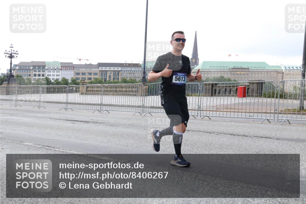 29.06.2025 - hella hamburg halbmarathon Lena Gebhardt http://msf.ph/oto/8406267 29.06.2025 10:03:56 Lombardsbrücke 5613, 1032, 1161, 1355, 1367, 2277, 2683, 2759, 3488, 4095, 4488, 5058, 5363, 5384, 5396, 5464, 5613, 6142, 6706, 7006, 7017, 7277, 7278, 7279, 7306, 7485, 8177, 8421, 8422, 8423, 8469, 8484, 8727, 9280, 9526, 9899, 10389, 11402, 11511, 11614, 12336, 12377, 12653, 13173, 13583, 13793, 15520, 15525, 15643, 15678, 15859, 16099, 16113, 16371, 16621, 17098, 17226, 17550 meine-sportfotos.de