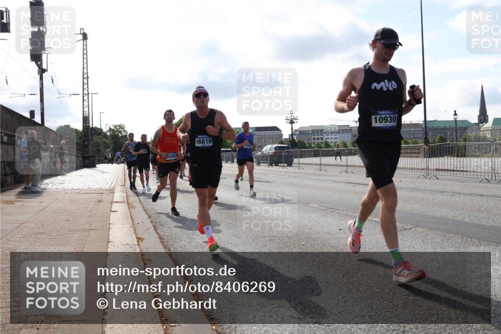 29.06.2025 - hella hamburg halbmarathon Lena Gebhardt http://msf.ph/oto/8406269 29.06.2025 09:49:39 Lombardsbrücke 5095, 16819, 10930, 1343, 1445, 1975, 2324, 2573, 2745, 2750, 2849, 2949, 2980, 3014, 3116, 3136, 3282, 3431, 4148, 4303, 4318, 4425, 4528, 4766, 5050, 5648, 5889, 6095, 6149, 6771, 7035, 7109, 7229, 7796, 8358, 8370, 8465, 9264, 9265, 9296, 9686, 9914, 10369, 10680, 10930, 11765, 11952, 12098, 12839, 13141, 13158, 13190, 13800, 13900, 14077, 14204, 14311, 14359, 14374, 14629, 14667, 14688, 14789, 15094 meine-sportfotos.de