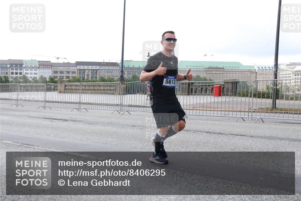 29.06.2025 - hella hamburg halbmarathon Lena Gebhardt http://msf.ph/oto/8406295 29.06.2025 10:03:56 Lombardsbrücke 5613, 1032, 1161, 1355, 1367, 2277, 2683, 2759, 3488, 4095, 4488, 5058, 5363, 5384, 5396, 5464, 5613, 6142, 6706, 7006, 7017, 7277, 7278, 7279, 7306, 7485, 8177, 8421, 8422, 8423, 8469, 8484, 8727, 9280, 9526, 9899, 10389, 11402, 11511, 11614, 12336, 12377, 12653, 13173, 13583, 13793, 15520, 15525, 15643, 15678, 15859, 16099, 16113, 16371, 16621, 17098, 17226, 17550 meine-sportfotos.de