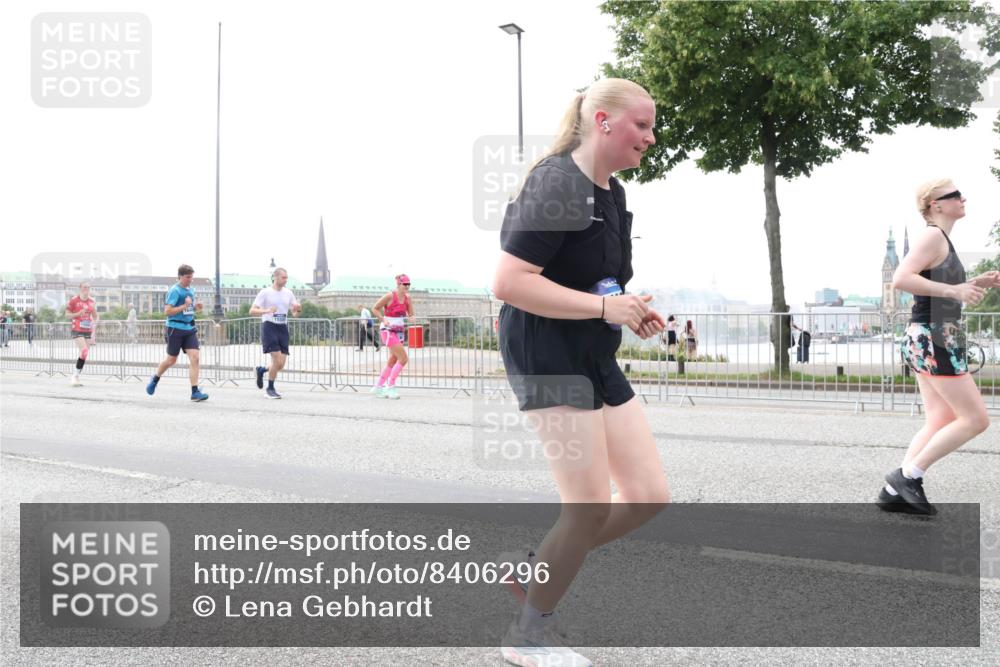 29.06.2025 - hella hamburg halbmarathon Lena Gebhardt http://msf.ph/oto/8406296 29.06.2025 10:50:27 Lombardsbrücke 1259, 1828, 1930, 2047, 3184, 3203, 3647, 3680, 3701, 3710, 3805, 3838, 3897, 4090, 4168, 4642, 4695, 4961, 5119, 5131, 5749, 5751, 5997, 6680, 6830, 7133, 7161, 7505, 7677, 7721, 7722, 7755, 7938, 8254, 8299, 8833, 8834, 9096, 9168, 9605, 9933, 9940, 10060, 10286, 10617, 10744, 11030, 11426, 11696, 11716, 11760, 12079, 13127, 13128, 13309, 13381, 13744, 13846, 13887, 14102, 14144, 14505, 14591, 14940, 15017, 15230, 15416, 15626 meine-sportfotos.de