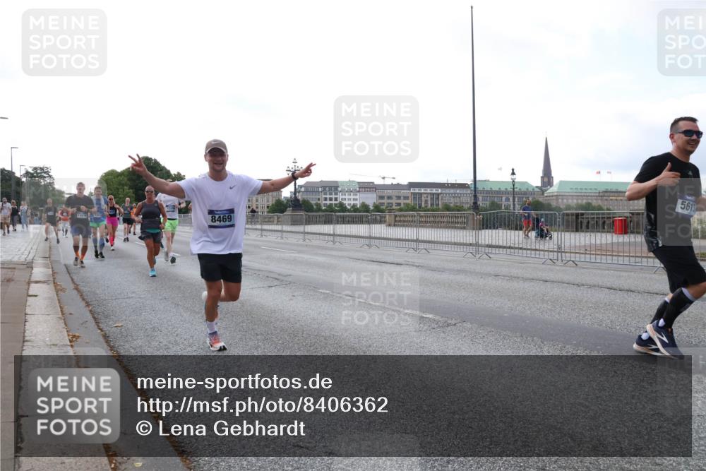 29.06.2025 - hella hamburg halbmarathon Lena Gebhardt http://msf.ph/oto/8406362 29.06.2025 10:03:57 Lombardsbrücke 11614, 533, 8469, 5613, 1032, 1161, 1355, 1367, 2277, 2683, 2759, 3488, 4095, 4488, 5058, 5363, 5384, 5396, 5464, 5613, 6142, 6706, 7006, 7017, 7306, 7485, 8177, 8421, 8422, 8423, 8469, 8484, 8727, 9280, 9526, 9899, 10389, 10756, 11402, 11511, 11614, 12004, 12005, 12336, 12377, 12653, 13173, 13583, 13793, 15520, 15525, 15643, 15678, 15859, 16099, 16113, 16621, 17098, 17226, 17437, 17550 meine-sportfotos.de