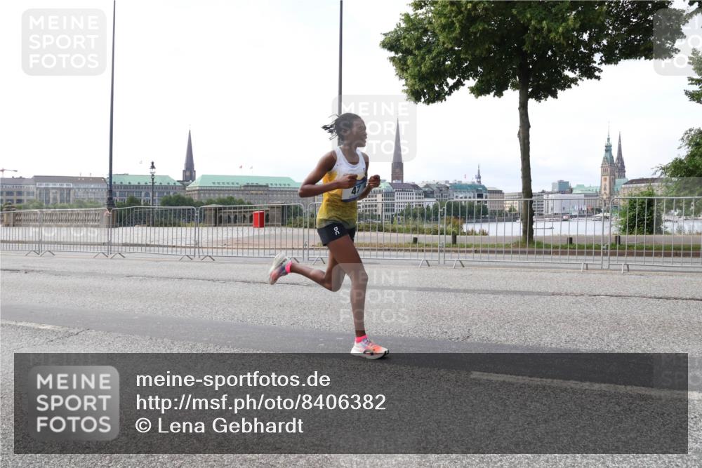 29.06.2025 - hella hamburg halbmarathon Lena Gebhardt http://msf.ph/oto/8406382 29.06.2025 09:35:33 Lombardsbrücke 29, 36, 39, 43, 46, 47, 48, 17888 meine-sportfotos.de