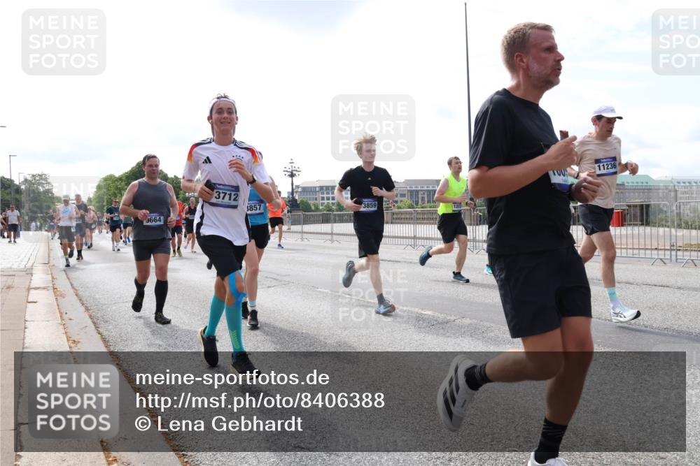29.06.2025 - hella hamburg halbmarathon Lena Gebhardt http://msf.ph/oto/8406388 29.06.2025 10:16:41 Lombardsbrücke 9664, 3712, 857, 3859, 11236, 1117, 1212, 1240, 1244, 1403, 1599, 1602, 1825, 2347, 2835, 2912, 3030, 3088, 3134, 3156, 3176, 3450, 3484, 3648, 3687, 4478, 4583, 4637, 5036, 5037, 5294, 6024, 6328, 6488, 6742, 6941, 6948, 7114, 7115, 7158, 7358, 7360, 7753, 7924, 7928, 8295, 8317, 8513, 8597, 8619, 8645, 8707, 8847, 8857, 9091, 9208, 9332, 9492, 9628, 9664, 9676, 9810, 9881, 10076, 10139, 10141, 10183, 10232, 11344, 11345 meine-sportfotos.de