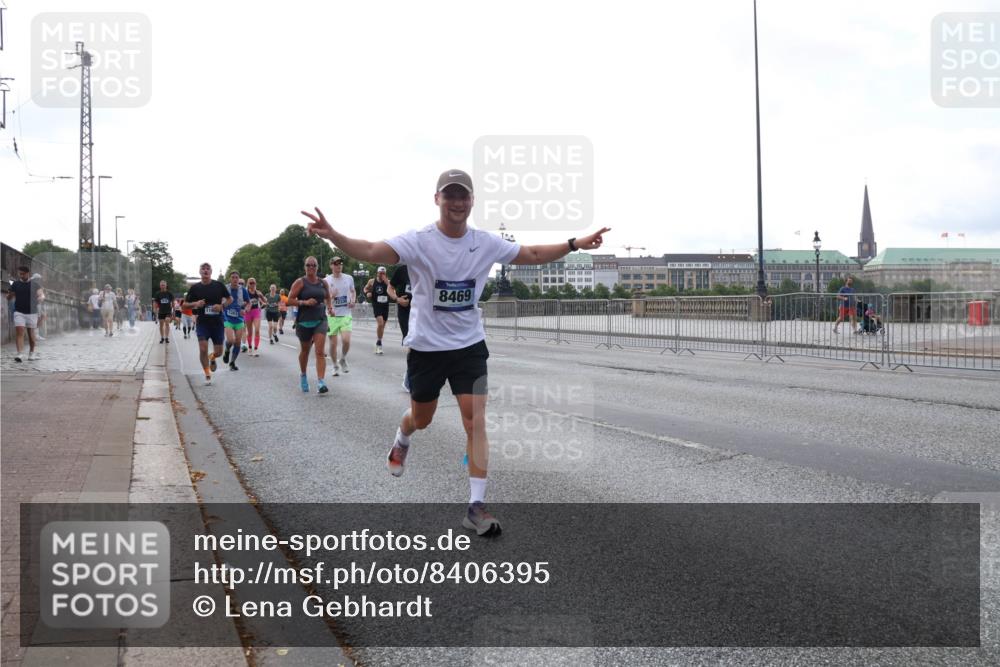 29.06.2025 - hella hamburg halbmarathon Lena Gebhardt http://msf.ph/oto/8406395 29.06.2025 10:03:57 Lombardsbrücke 8469, 1032, 1161, 1355, 1367, 2277, 2683, 2759, 3488, 4095, 4488, 5058, 5363, 5384, 5396, 5464, 5613, 6142, 6706, 7006, 7017, 7306, 7485, 8177, 8421, 8422, 8423, 8469, 8484, 8727, 9280, 9526, 9899, 10389, 10756, 11402, 11511, 11614, 12004, 12005, 12336, 12377, 12653, 13173, 13583, 13793, 15520, 15525, 15643, 15678, 15859, 16099, 16113, 16621, 17098, 17226, 17437, 17550 meine-sportfotos.de