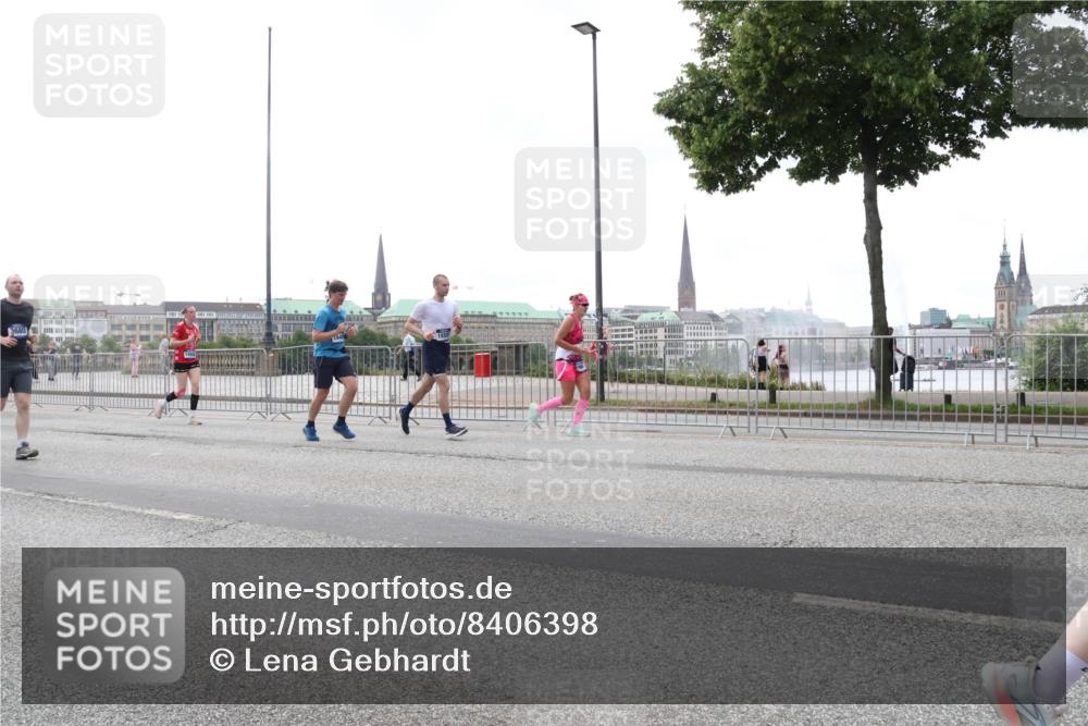 29.06.2025 - hella hamburg halbmarathon Lena Gebhardt http://msf.ph/oto/8406398 29.06.2025 10:50:28 Lombardsbrücke 1259, 1828, 1930, 2047, 3184, 3203, 3647, 3680, 3701, 3710, 3805, 3838, 3897, 4090, 4168, 4642, 4695, 4961, 5119, 5131, 5751, 5997, 6680, 6830, 7133, 7161, 7505, 7677, 7721, 7722, 7755, 7938, 8254, 8299, 8833, 8834, 9096, 9168, 9605, 9933, 9940, 10060, 10286, 10437, 10617, 10744, 11030, 11426, 11696, 11716, 11760, 12079, 12392, 12393, 13127, 13128, 13381, 13744, 13846, 13887, 14102, 14144, 14505, 14591, 14940, 15017, 15230, 15416, 15626 meine-sportfotos.de