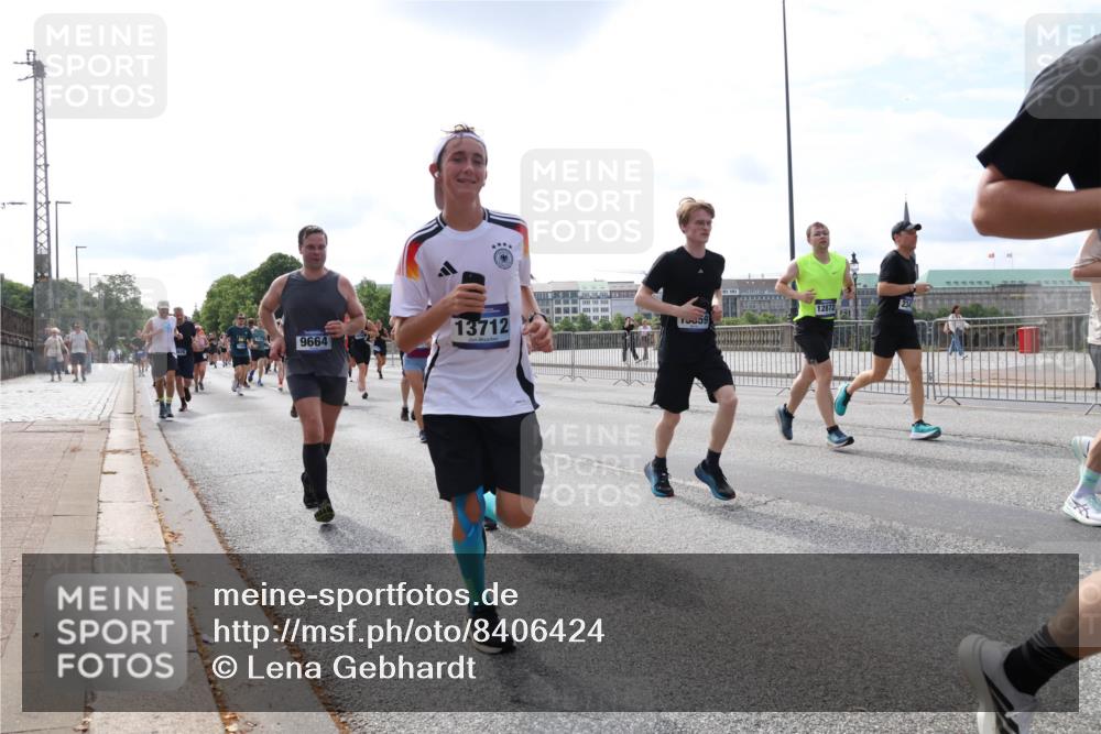 29.06.2025 - hella hamburg halbmarathon Lena Gebhardt http://msf.ph/oto/8406424 29.06.2025 10:16:41 Lombardsbrücke 1117, 1212, 1240, 1244, 1403, 1599, 1602, 1825, 2347, 2835, 2912, 3030, 3088, 3134, 3156, 3176, 3450, 3484, 3648, 3687, 4478, 4583, 4637, 5036, 5037, 5294, 6024, 6328, 6488, 6742, 6941, 6948, 7114, 7115, 7158, 7358, 7360, 7753, 7924, 7928, 8295, 8317, 8513, 8597, 8619, 8645, 8707, 8847, 8857, 9091, 9208, 9332, 9492, 9628, 9664, 9676, 9810, 9881, 10076, 10139, 10141, 10183, 10232, 11344, 11345 meine-sportfotos.de