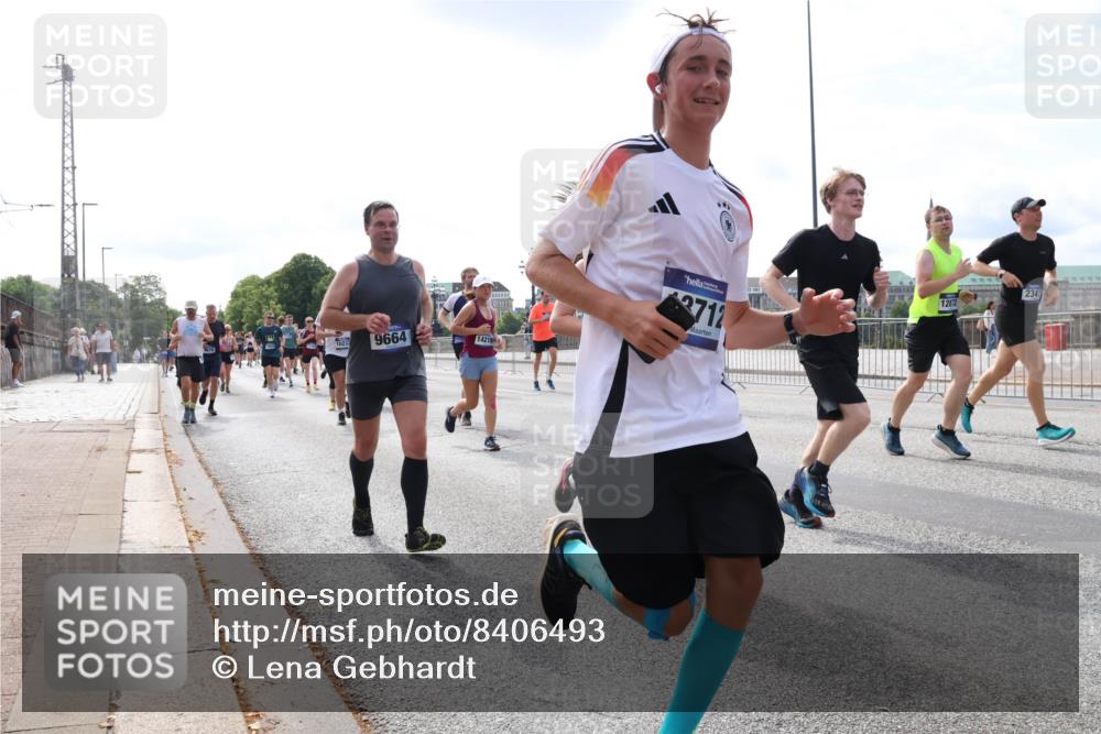 29.06.2025 - hella hamburg halbmarathon Lena Gebhardt http://msf.ph/oto/8406493 29.06.2025 10:16:41 Lombardsbrücke 9664, 14219, 3712, 12872, 2347, 1117, 1212, 1240, 1244, 1403, 1599, 1602, 1825, 2347, 2835, 2912, 3030, 3088, 3134, 3156, 3176, 3450, 3484, 3648, 3687, 4478, 4583, 4637, 5036, 5037, 5294, 6024, 6328, 6488, 6742, 6941, 6948, 7114, 7115, 7158, 7358, 7360, 7753, 7924, 7928, 8295, 8317, 8513, 8597, 8619, 8645, 8707, 8847, 8857, 9091, 9208, 9332, 9492, 9628, 9664, 9676, 9810, 9881, 10076, 10139, 10141, 10183, 10232, 11344, 11345 meine-sportfotos.de