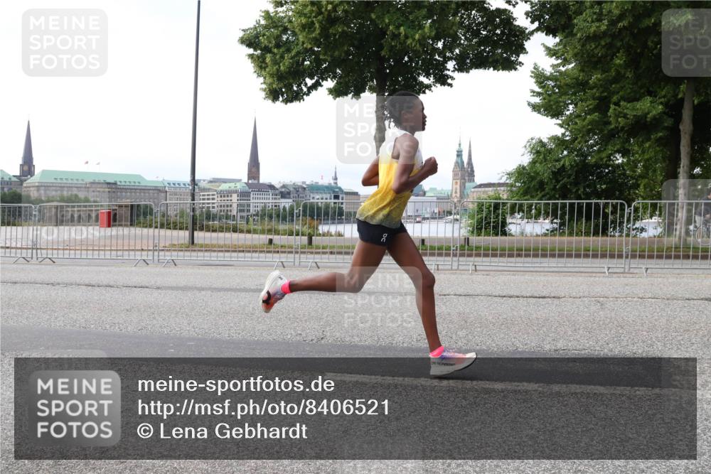 29.06.2025 - hella hamburg halbmarathon Lena Gebhardt http://msf.ph/oto/8406521 29.06.2025 09:35:33 Lombardsbrücke 29, 36, 39, 43, 46, 47, 48, 17888 meine-sportfotos.de