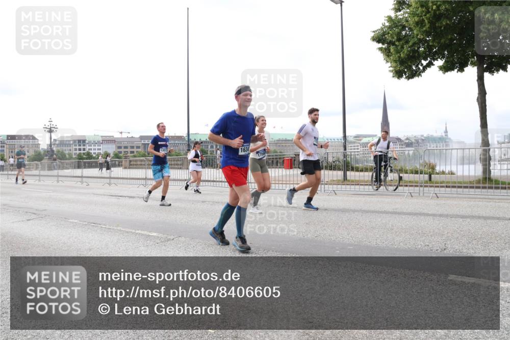 29.06.2025 - hella hamburg halbmarathon Lena Gebhardt http://msf.ph/oto/8406605 29.06.2025 10:24:27 Lombardsbrücke 13572, 1634, 1756, 1005, 1009, 1064, 1352, 1389, 1395, 1444, 2132, 2280, 2477, 2944, 3013, 3053, 3099, 3113, 3132, 3185, 3285, 3421, 3579, 3786, 4111, 4162, 4221, 4464, 4597, 4684, 4719, 4993, 5039, 5138, 5258, 5260, 5829, 5830, 5954, 6261, 6478, 6524, 6526, 6570, 7013, 7426, 7528, 7920, 7975, 8167, 8187, 8297, 9063, 10907, 11306, 11347, 11651, 11816, 11817, 12070, 12210, 12303, 13111, 13113, 13380, 13573, 13638, 13711, 14143, 15975 meine-sportfotos.de