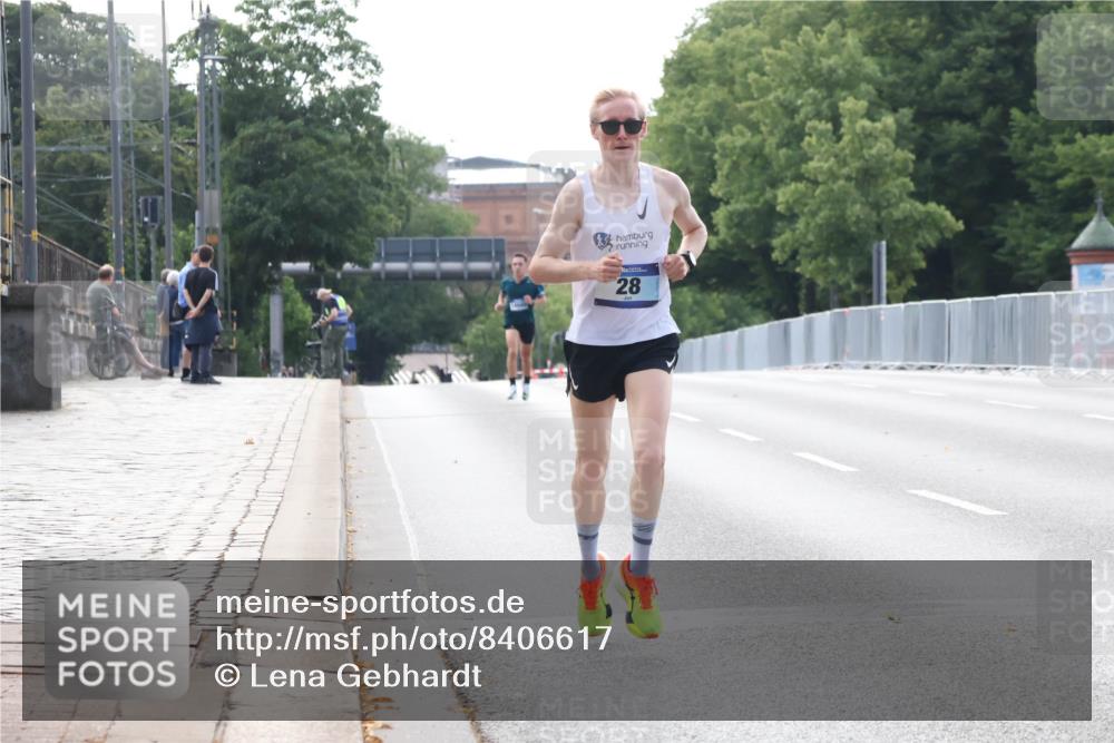 29.06.2025 - hella hamburg halbmarathon Lena Gebhardt http://msf.ph/oto/8406617 29.06.2025 09:35:40 Lombardsbrücke 28, 28, 36, 39, 47, 17888 meine-sportfotos.de