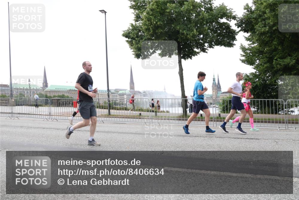 29.06.2025 - hella hamburg halbmarathon Lena Gebhardt http://msf.ph/oto/8406634 29.06.2025 10:50:30 Lombardsbrücke 360, 1259, 1828, 1930, 2047, 2200, 3184, 3203, 3229, 3647, 3680, 3701, 3710, 3805, 3838, 3897, 4090, 4168, 4642, 4695, 4961, 5119, 5131, 5997, 6680, 6830, 7133, 7161, 7505, 7677, 7721, 7722, 7755, 7938, 8254, 8299, 8833, 8834, 9096, 9168, 9605, 9933, 9940, 10060, 10286, 10437, 10617, 10744, 11030, 11426, 11696, 11716, 11760, 12079, 12392, 12393, 13127, 13128, 13381, 13744, 13846, 13887, 14102, 14144, 14505, 14591, 14940, 15017, 15230, 15416, 15626 meine-sportfotos.de