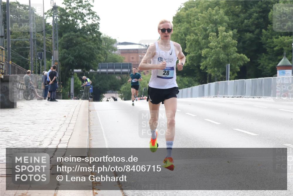 29.06.2025 - hella hamburg halbmarathon Lena Gebhardt http://msf.ph/oto/8406715 29.06.2025 09:35:40 Lombardsbrücke 28, 28, 36, 39, 47, 17888 meine-sportfotos.de