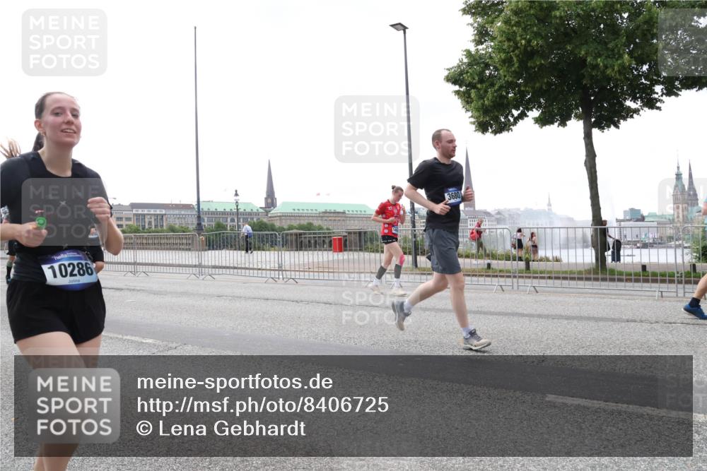 29.06.2025 - hella hamburg halbmarathon Lena Gebhardt http://msf.ph/oto/8406725 29.06.2025 10:50:31 Lombardsbrücke 10286, 3680, 1259, 1828, 1930, 2047, 2200, 3184, 3203, 3229, 3647, 3680, 3701, 3710, 3805, 3838, 3897, 4090, 4168, 4642, 4695, 4961, 5119, 5131, 5997, 6680, 6830, 7133, 7161, 7505, 7677, 7721, 7722, 7755, 7938, 8254, 8299, 8833, 8834, 9096, 9168, 9605, 9933, 9940, 10060, 10286, 10437, 10617, 10744, 11426, 11696, 11716, 11760, 12079, 12392, 12393, 13127, 13128, 13381, 13744, 13846, 13887, 14102, 14144, 14505, 14591, 14940, 15017, 15230, 15416 meine-sportfotos.de